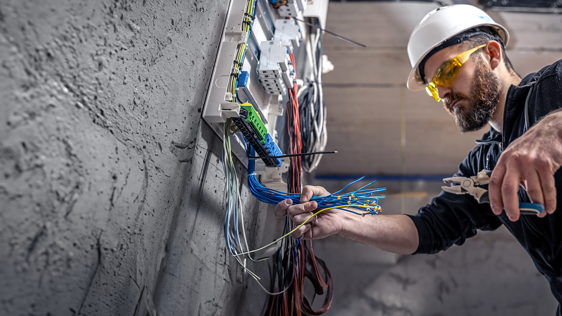 Elektriker hält Kabelstrang in der Hand